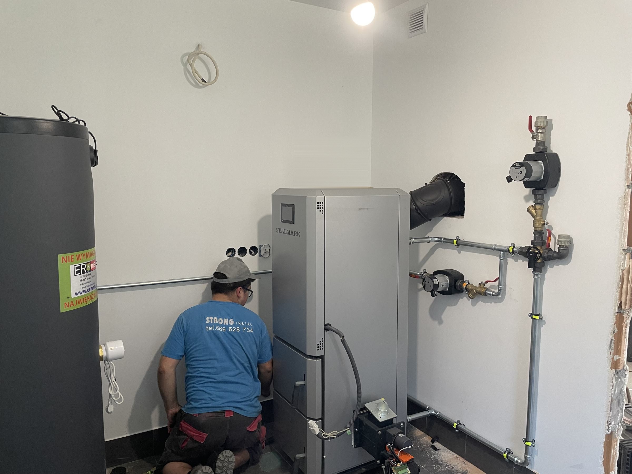 Monter Strong-Instal przy kotle StalMark na pellet